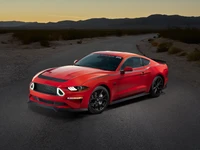 Ford Mustang GT vermelho dinâmico em uma estrada desértica