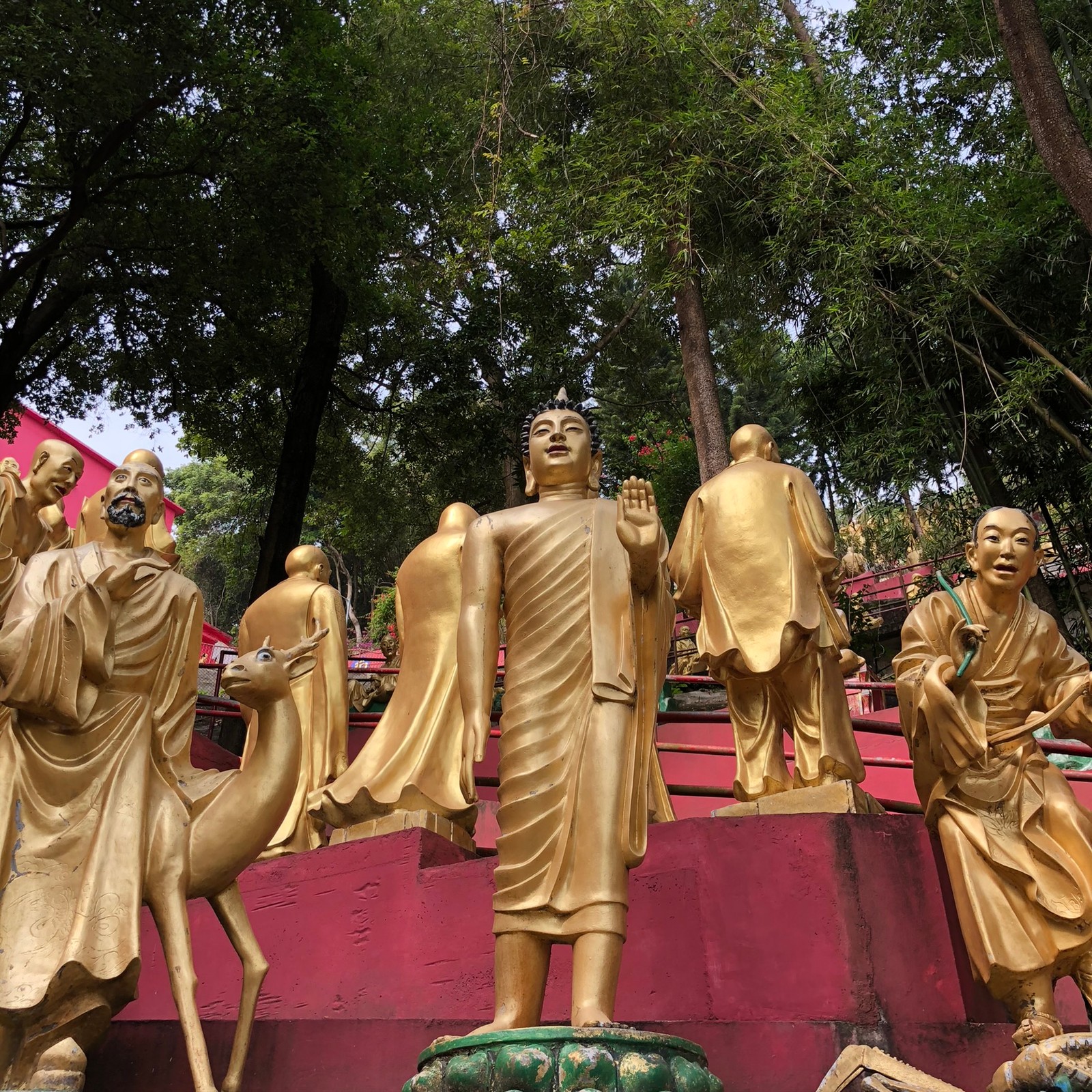 Estátua árabe de um grupo de pessoas em pé em uma plataforma (estátua, turismo, atração turística, escultura clássica, escultura)