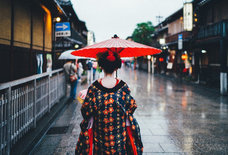 Жираф, одетый в кимоно, идет по улице с зонтом (киото, kyoto, здание, платье, зонт)