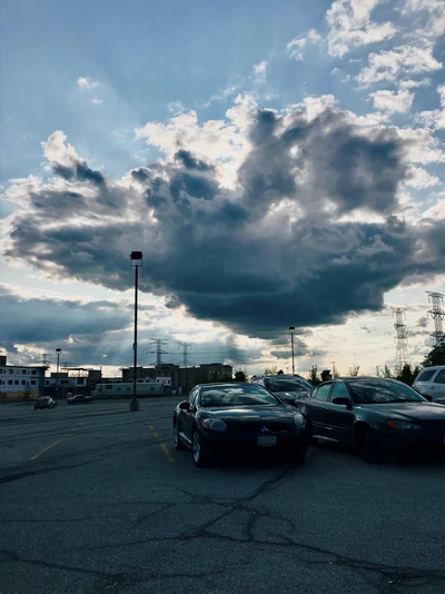 Nubes cúmulos sobre un estacionamiento urbano en un día de mañana