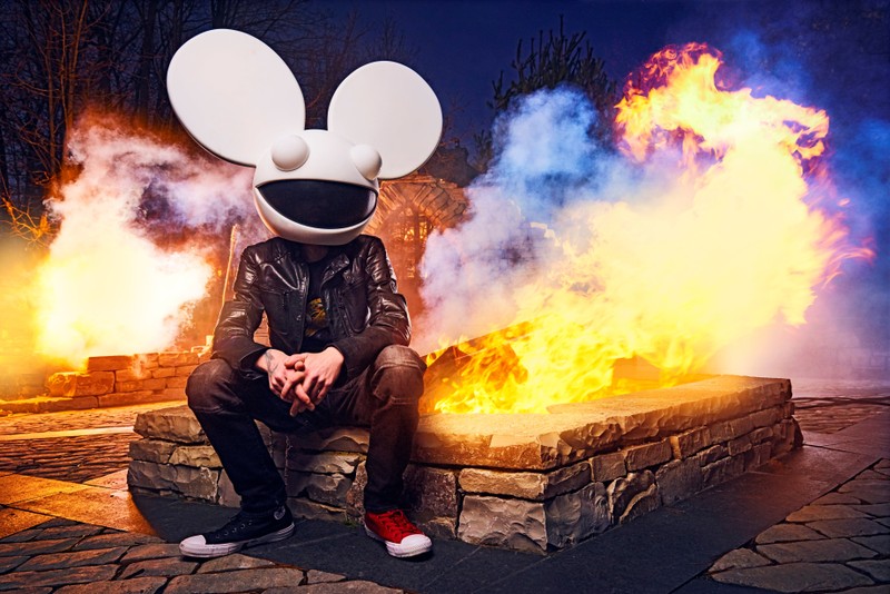 Жираф сидит на каменной скамейке с огнем на заднем плане (deadmau5, музыкант, диджей, канадский, 5k)