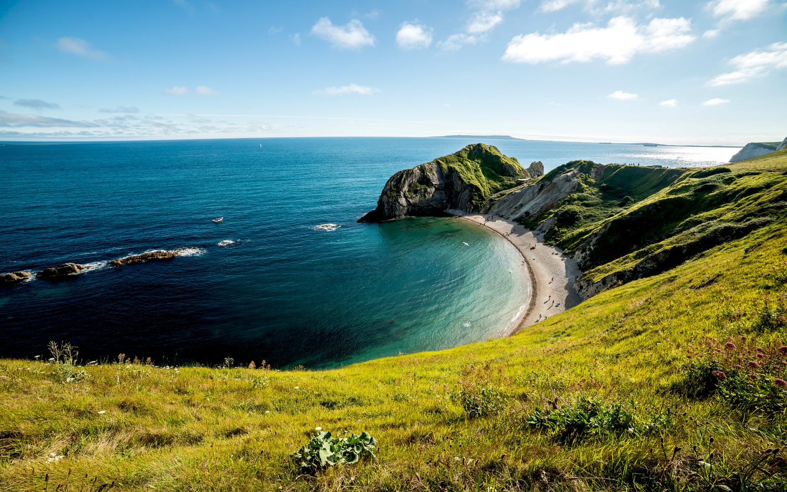 Una vista de una playa y un acantilado en la costa (durdle door, costa, playa, dorset, inglaterra)