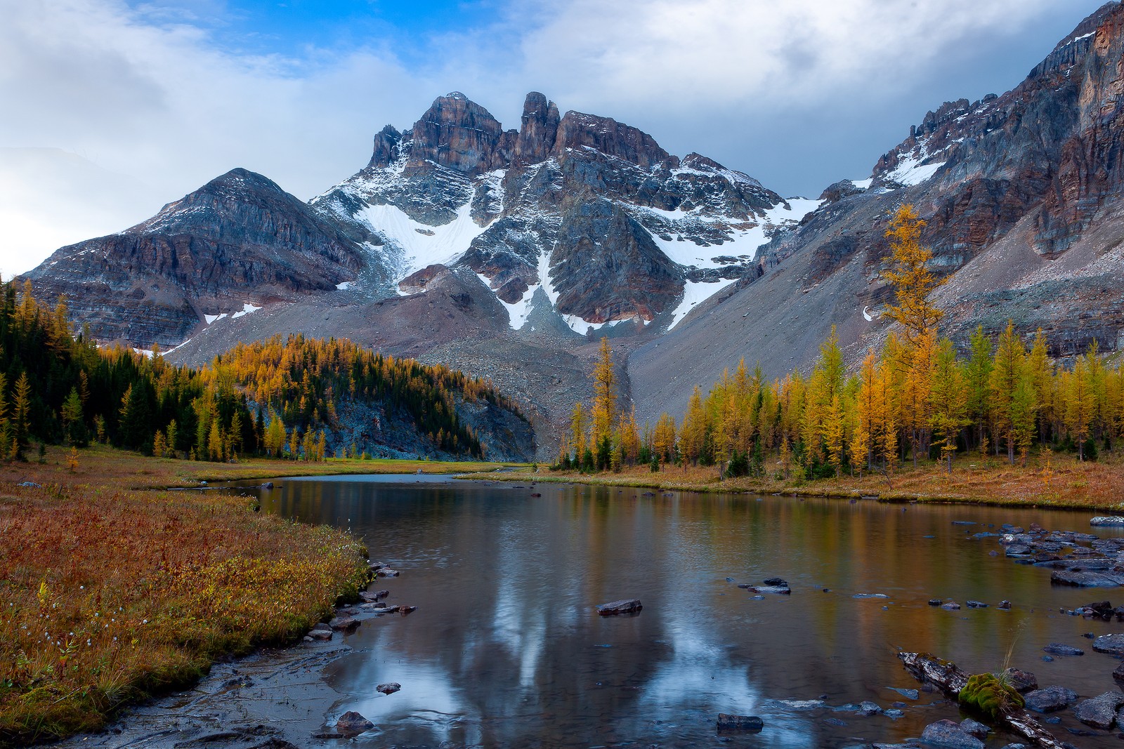 Montanhas são refletidas em um lago cercado por árvores e rochas (montanha, natureza, formas montanhosas, reflexo, wild)