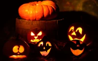 Calabazas de Halloween iluminadas con tallados intrincados