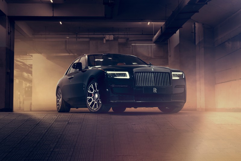 Черный rolls royce припаркован в гараже с светом, светящимся на нем (rolls royce black badge ghost, 5k, 8k, машины, обои 4k)