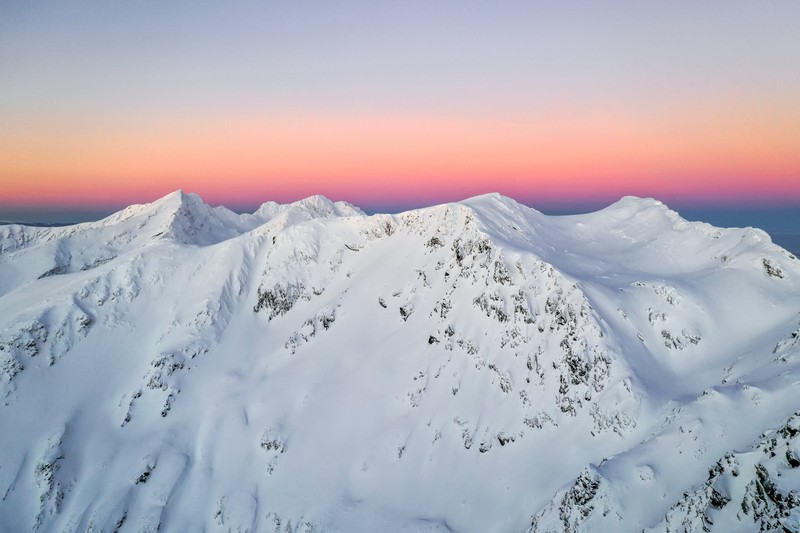 Арафед вид на горный хребет с розовым небом (fagaras mountains, румения, вершина горы, покрытый снегом, зима)