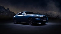 Rolls Royce Spectre bajo montañas iluminadas por la luna