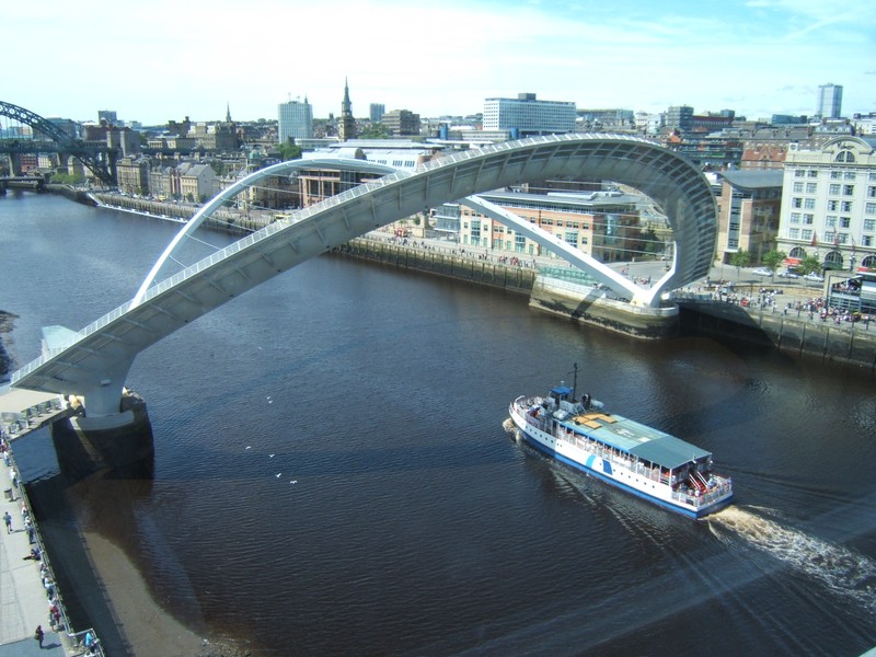 Лодка проходит под мостом через реку (мост тысячелетия гейтсхеда, gateshead millennium bridge, мост, подвижный мост, арочный мост)