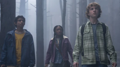 Percy Jackson y amigos navegan por un bosque misterioso en la serie de televisión de Disney