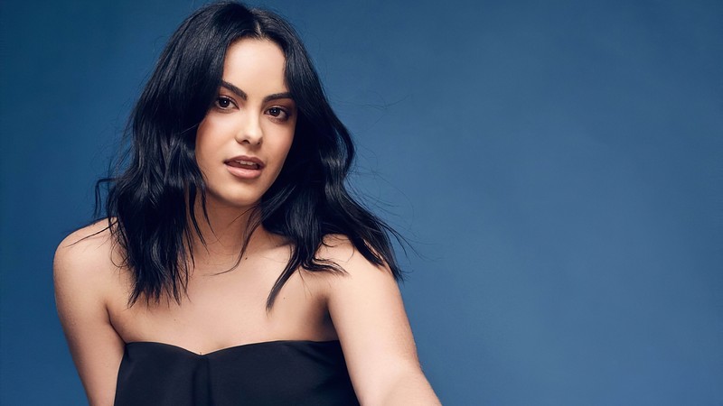 Женщина в черном платье позирует для фотографии (камилла мэнди, camila mendes, фотосессия, люди, обои 4k)