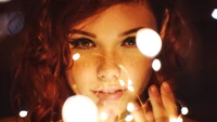 Portrait enchanteur d'une femme tachetée de rousseurs, illuminée par des lumières douces