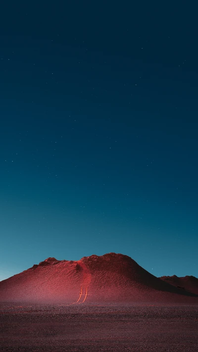 Paisagem montanhosa iluminada por estrelas com encosta vibrante ao anoitecer