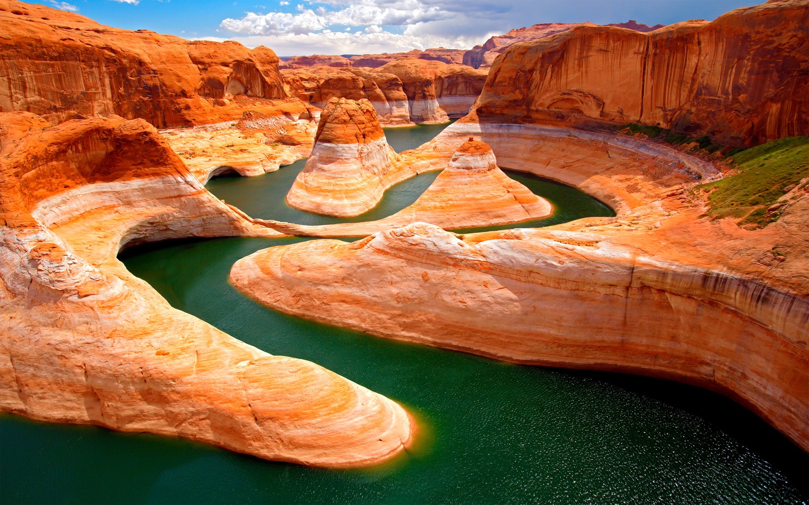 Uma vista de um rio que corre através de um cânion no deserto (cânion, formação, badlands, geologia, rocha)