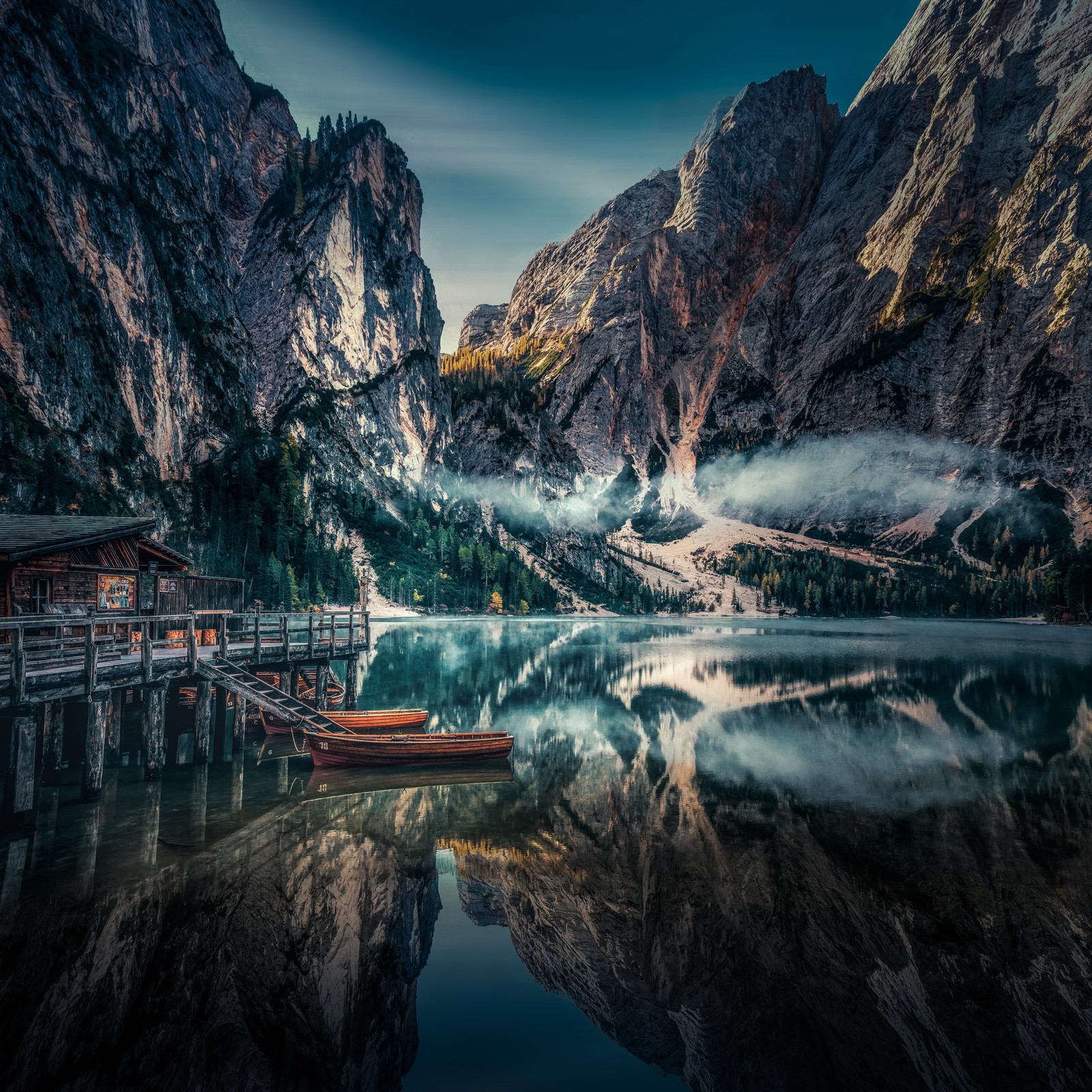 Un barco curvado en un lago con montañas al fondo (4k, 4k fulhd, fulhd)