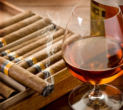 Combinación elegante de cigarro y whisky