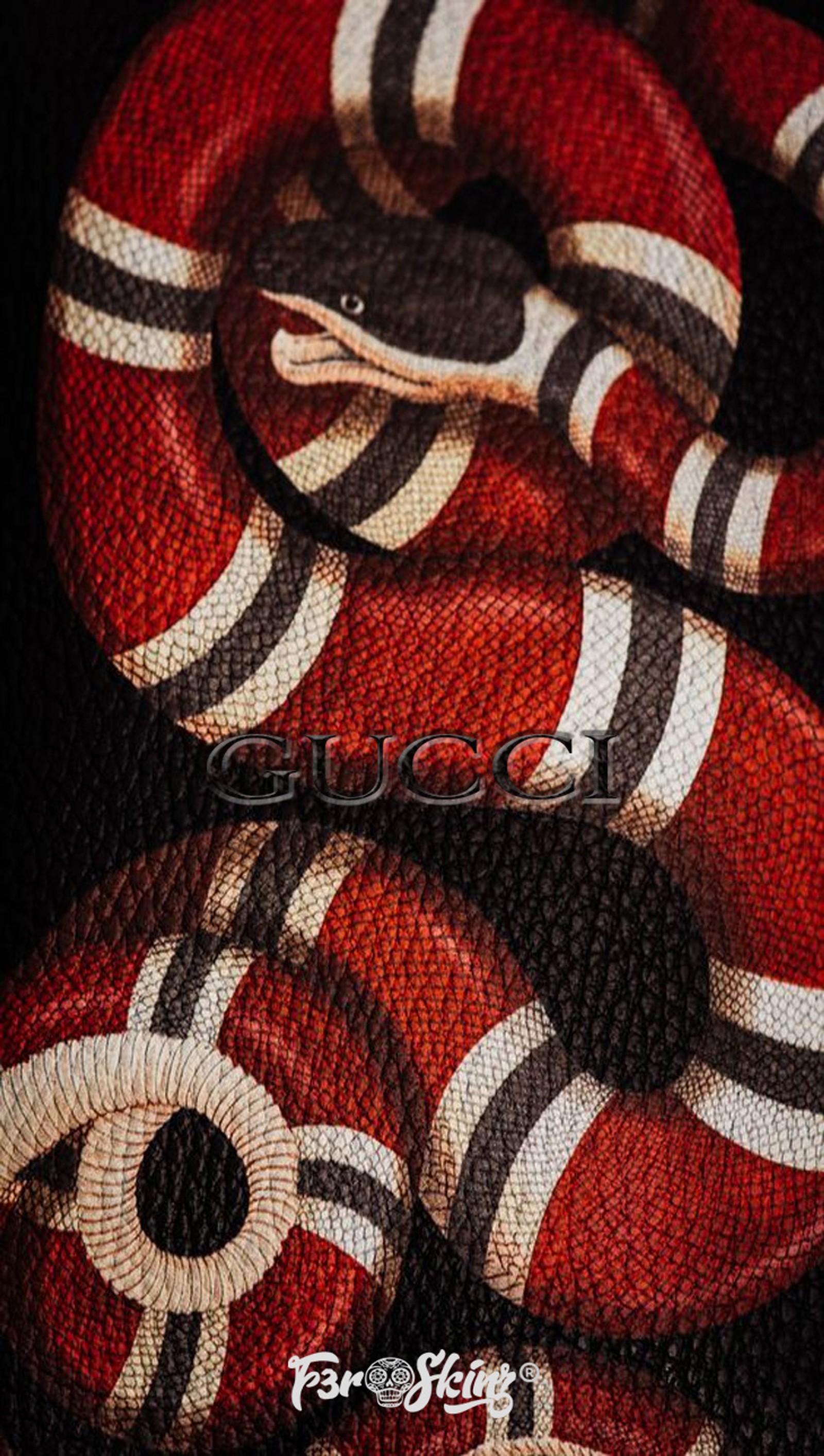 A close up of a snake on a red and black cloth (gucci, marca, marcas)