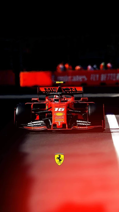 Voiture de Formule 1 Ferrari en mouvement sur la piste