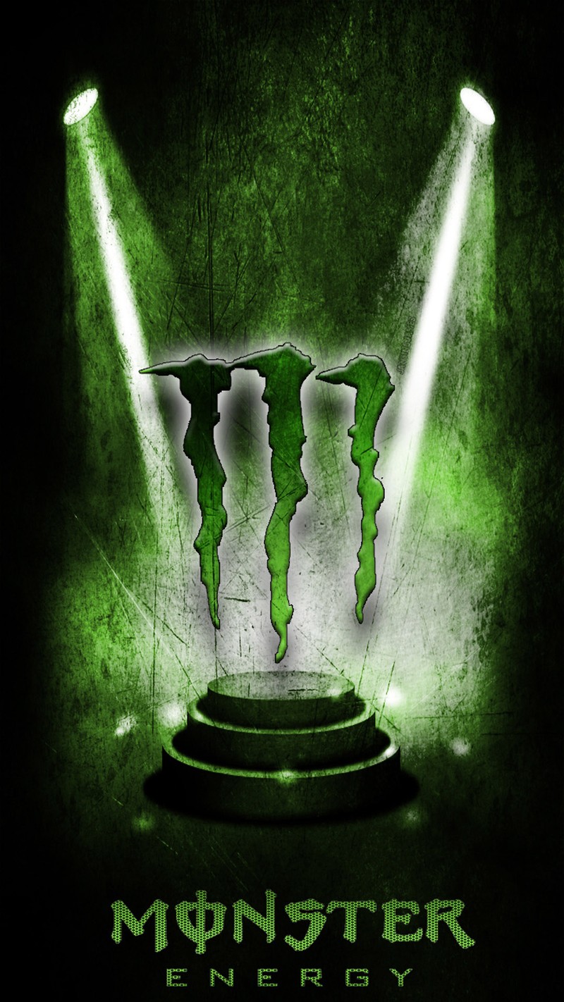 Крупный план напитка monster energy на пьедестале (напиток, энергия, гранж, grunge, зажженный)