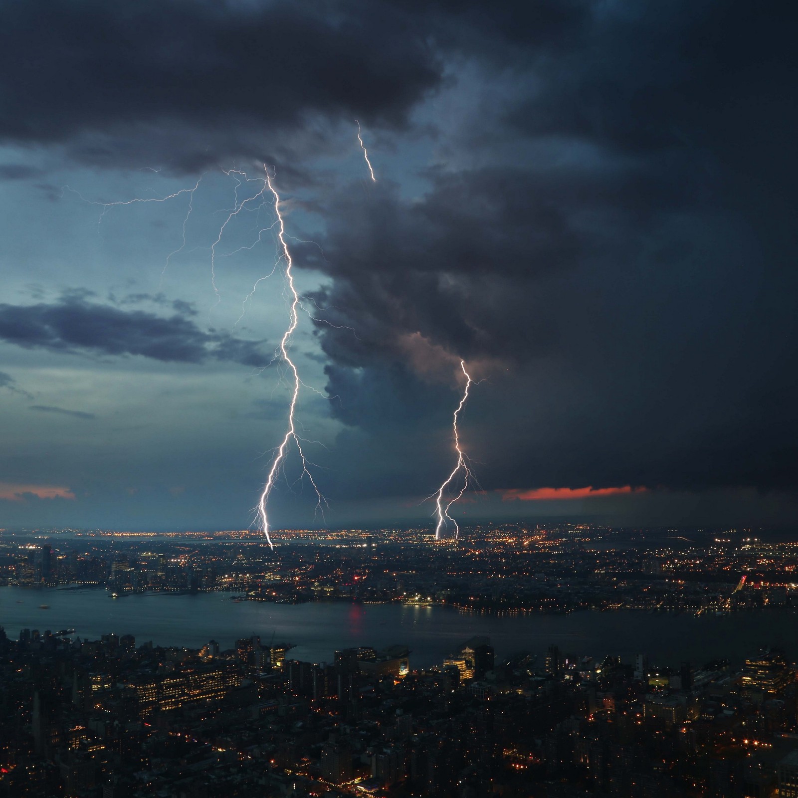 Arafed lightning strikes over a city at night with a lake in the foreground (aurora, clouds, electricity, lightning, lightnings)