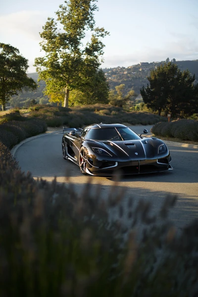 Agera hipercarro em uma estrada cênica