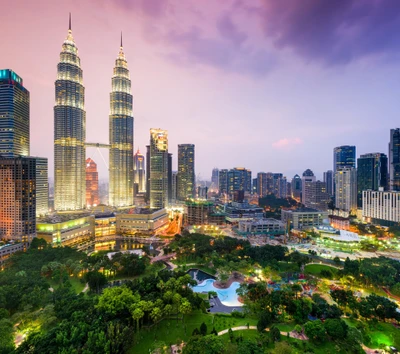 Torres Petronas iluminadas en medio del paisaje urbano de Kuala Lumpur