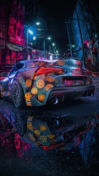 Toyota Supra personalizado con calcomanías coloridas reflejadas en la calle mojada por la noche