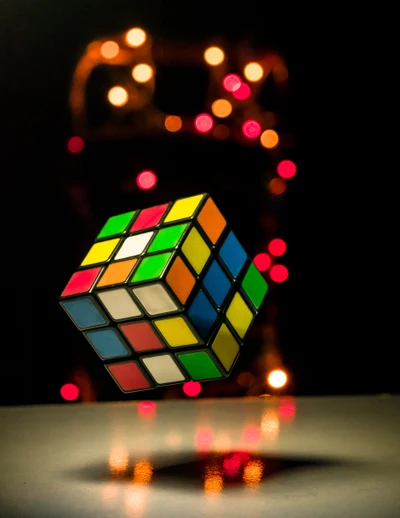 Cube Rubik flottant entouré de lumières colorées