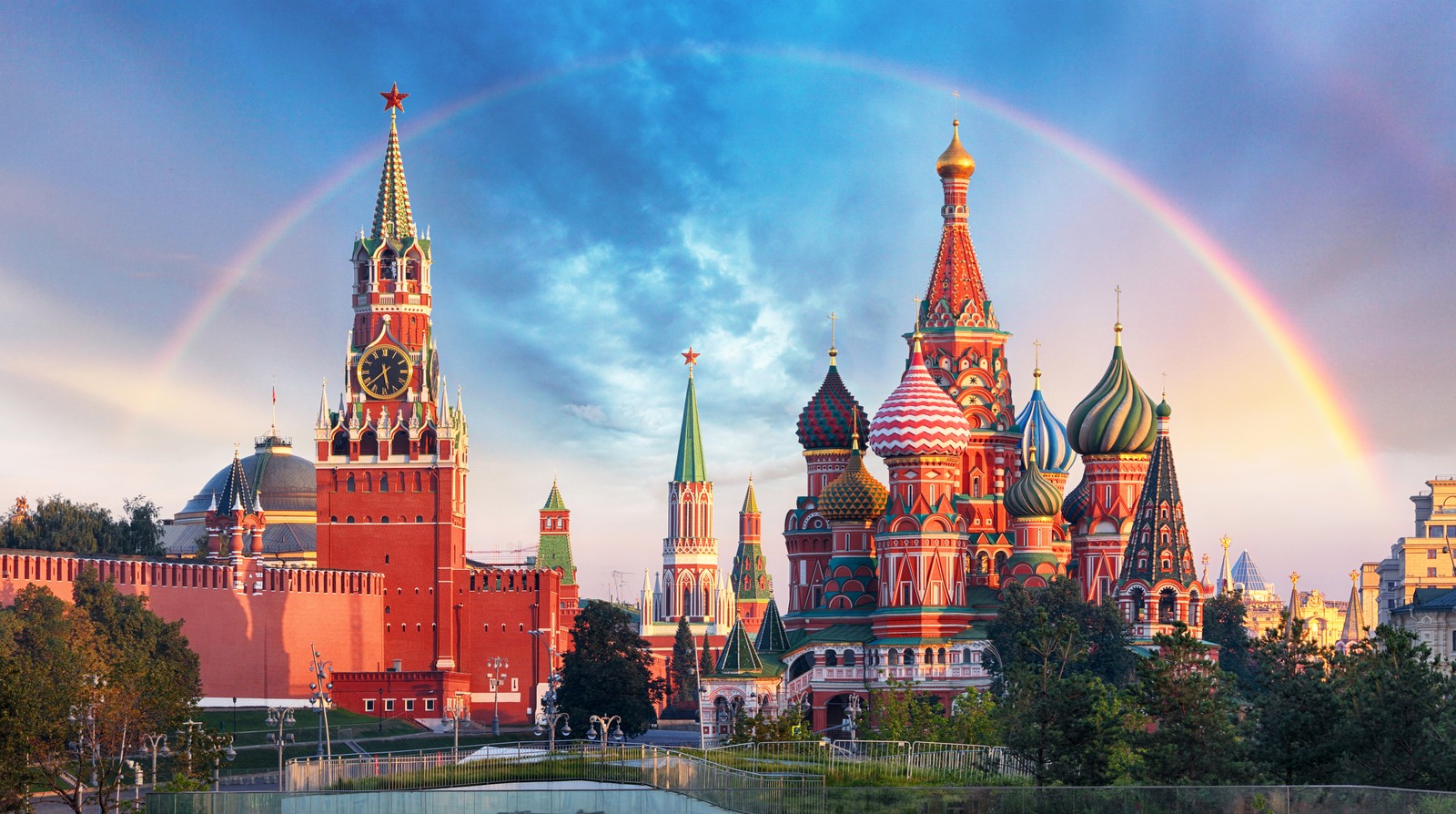 Un arco iris de colores brillantes sobre la plaza roja y la catedral de san basilio (st basils cathedral, plaza roja, moscú, rusia, russia)