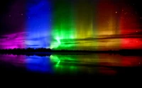 Lebendige Aurora Borealis spiegelt sich am ruhigen Nachthimmel