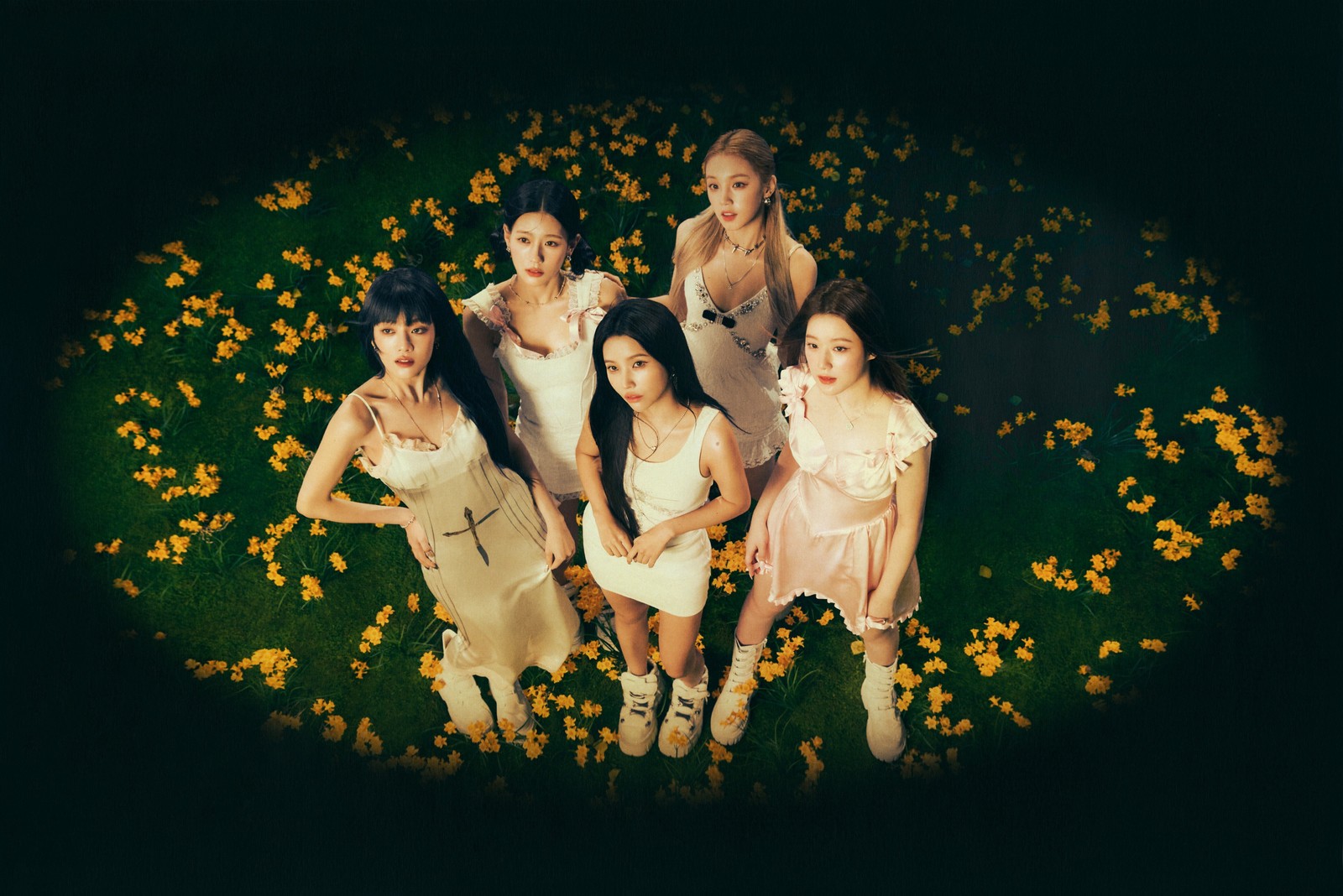 Une image retouchée d'un groupe de femmes debout dans un champ de fleurs (gi dle, arrière plan sombre, 5k, groupe de filles, chanteurs coréens)