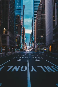 Calle vacía de Manhattan con rascacielos bajo un cielo nublado