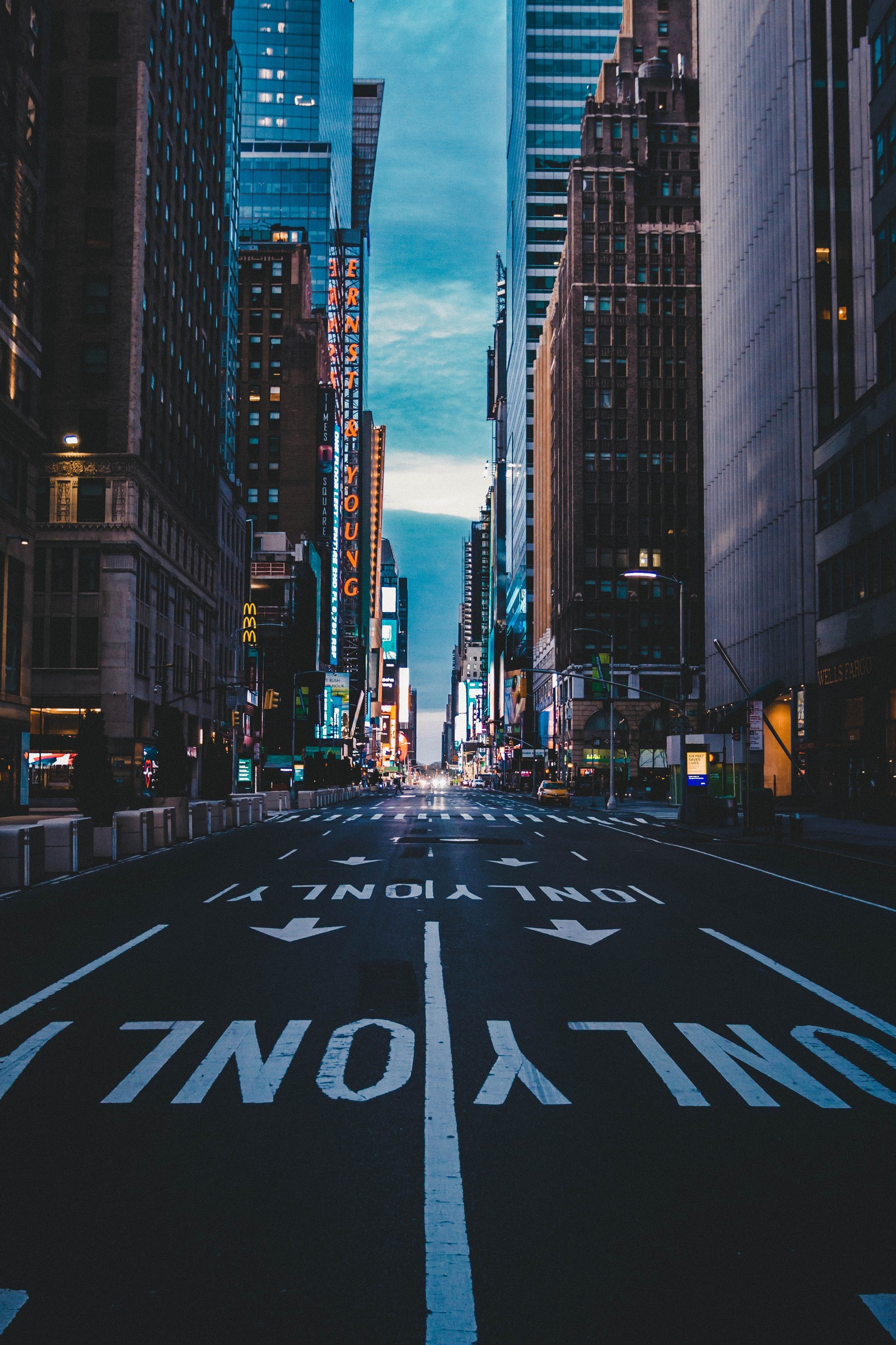 Hay una calle con mucho tráfico (nueva york, new york, calle, manhattan, edificio)