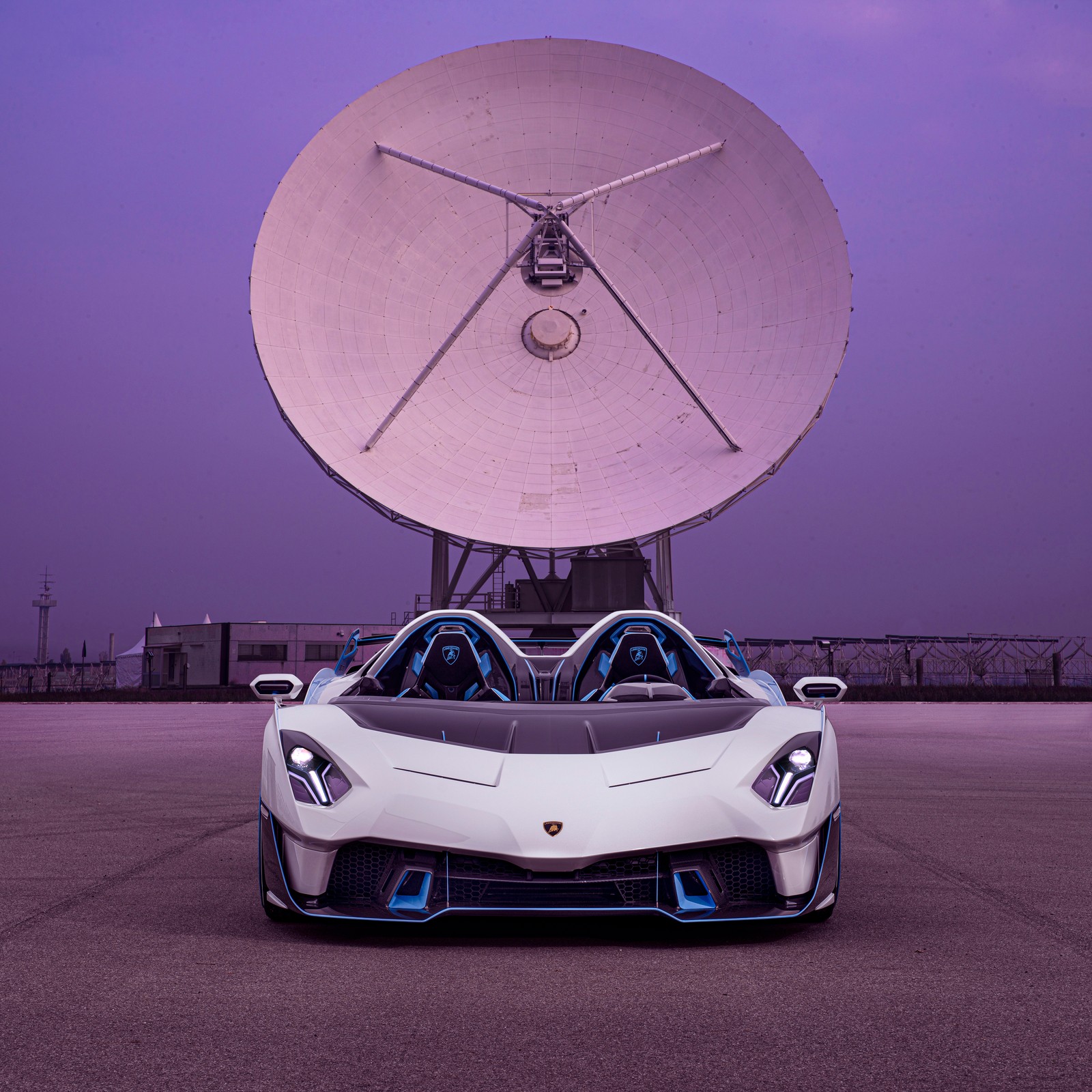 Un coche deportivo árabe con una antena satelital en el fondo (lamborghini sc20, 2021, 5k, coches, fondo de pantalla 4k)