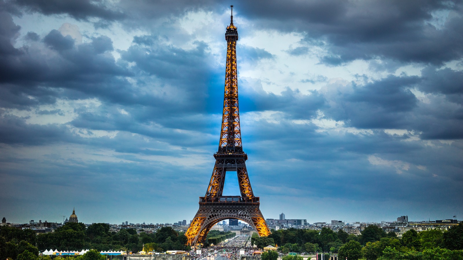 Una vista de la torre eiffel con un cielo nublado (torre eiffel, torre, atracción turística, monumento, hito)