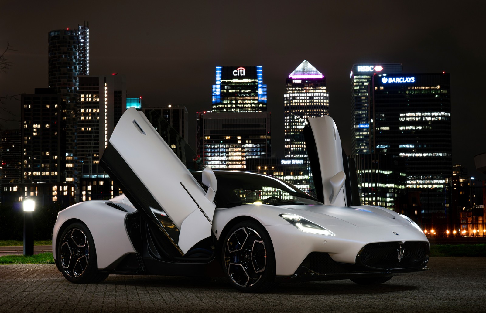 Um close de um carro esportivo branco com as portas abertas (maserati mc20 coupé, 8k, 2021, 5k, carros)