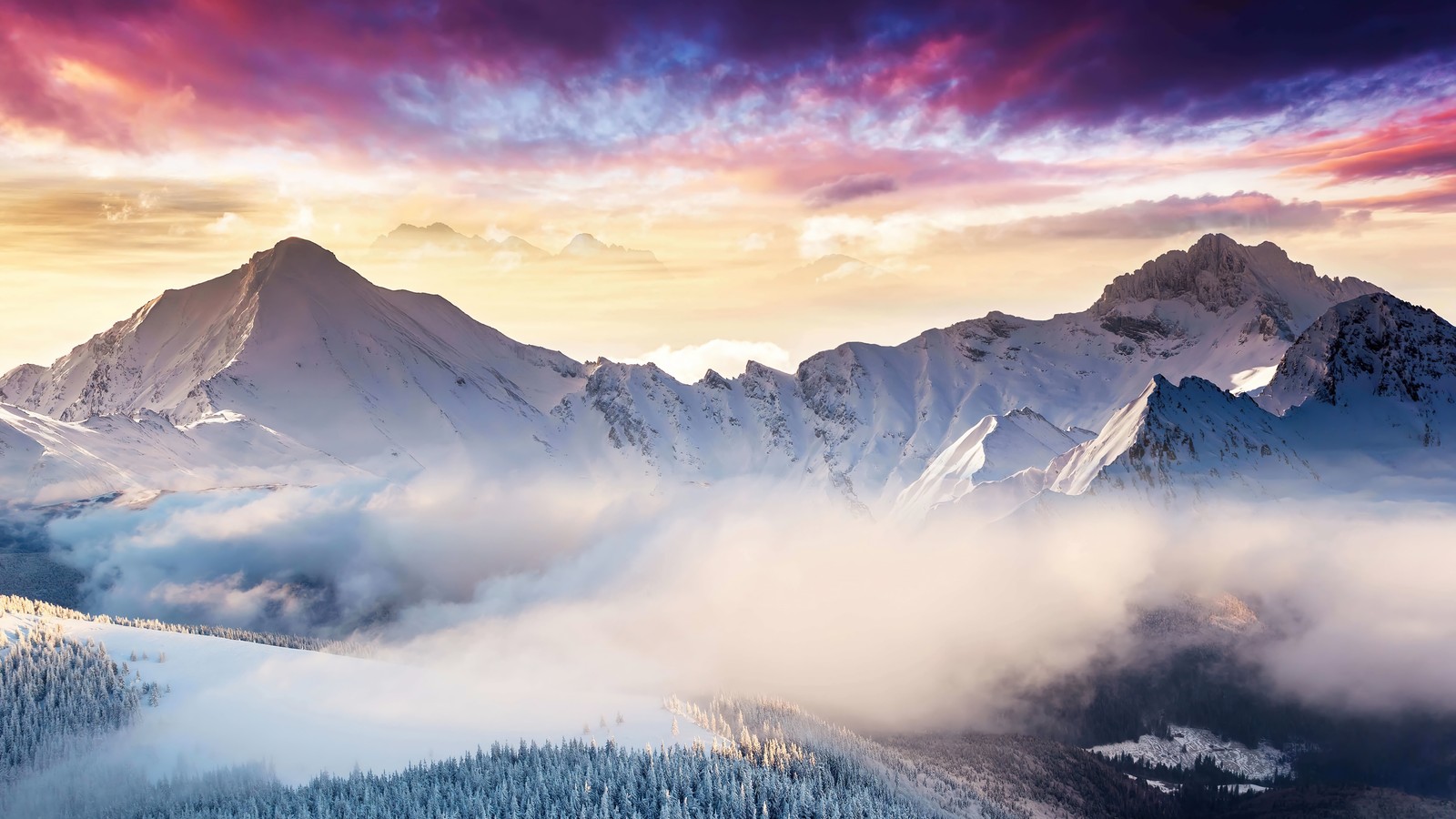 Vue d'une chaîne de montagnes avec des arbres couverts de neige et des nuages (enneigé, montagne, lever de soleil, paysage)