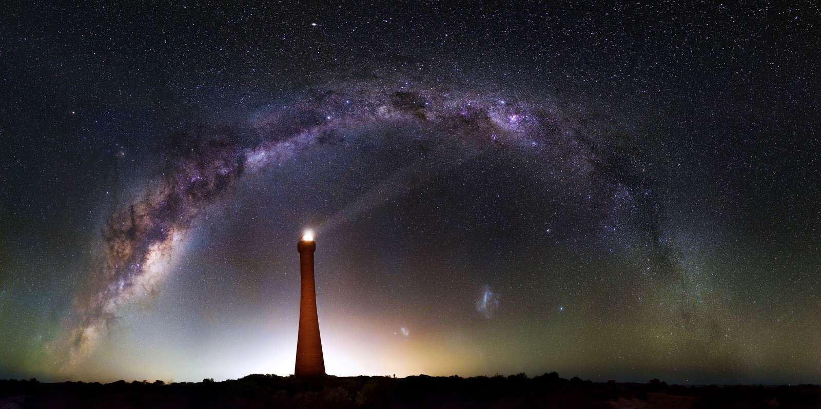 Um close de um farol com um fundo de céu (via láctea, galáxia, estrela, universo, atmosfera)