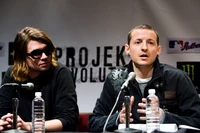 Mitglieder von Linkin Park diskutieren Elektronik und Freizeit auf einer Pressekonferenz