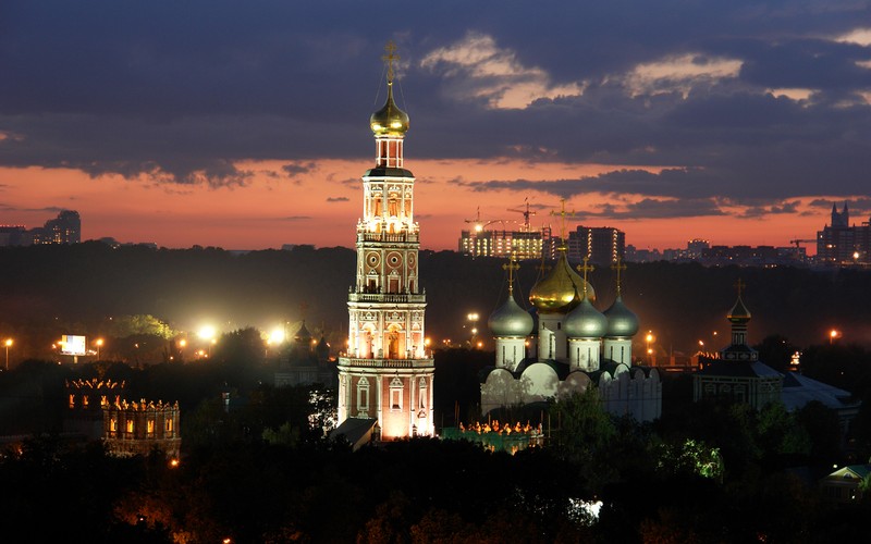 Ночной вид на большую церковь с часовой башней в центре города (башня, достопримечательность, ночь, город, городская территория)