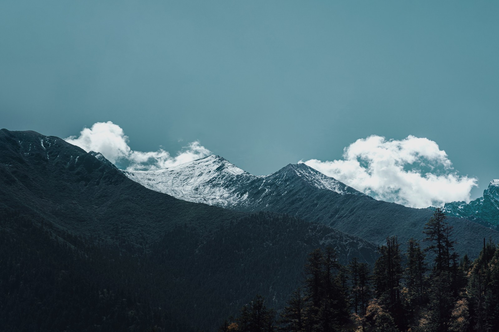 Montanhas cobertas de neve com algumas nuvens no céu (montanha, nuvem, cadeia de montanhas, cumulo, neve)