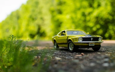 Classique Ford Mustang Mach 1 jaune sur un chemin forestier