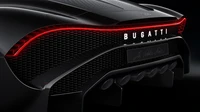 Supercar Bugatti avec un design en carbone élégant et des feux arrière dynamiques