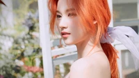 Minatozaki Sana de TWICE con vibrantes cabellos naranjas, exudando elegancia y encanto en un entorno suavemente iluminado.