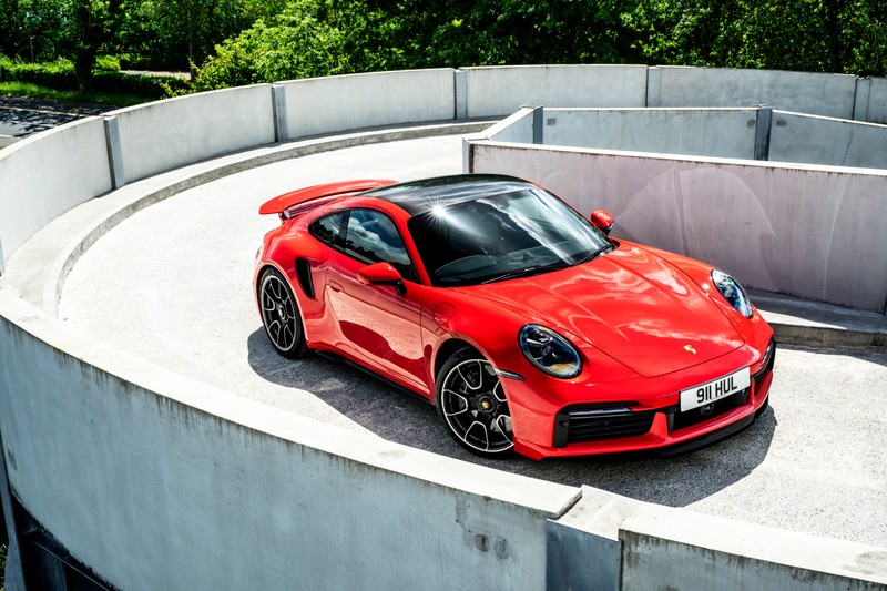 Красный porsche 911 gts припаркован на изогнутой дороге (porsche 911 turbo s, 2020, 5k, машины, обои 4k)