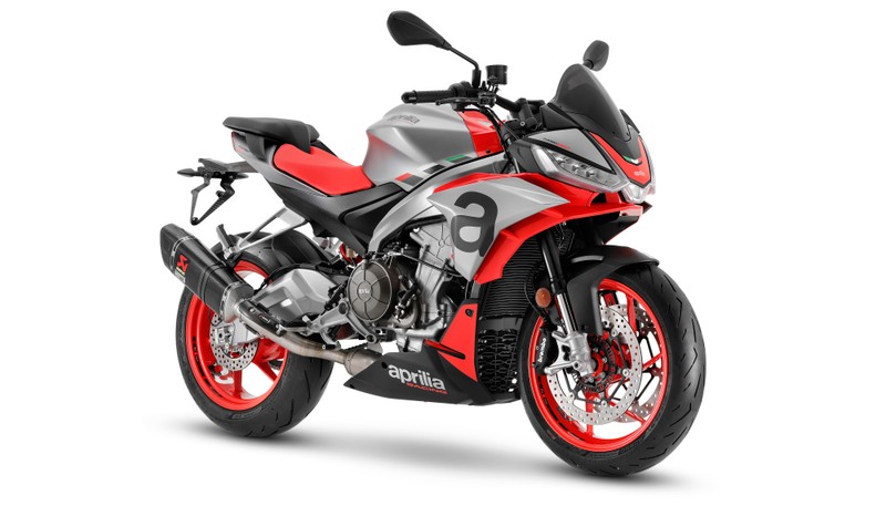 Крупный план красного и серебряного мотоцикла на белом фоне (aprilia rs 660, 8k, 2021, белый фон, 5k)