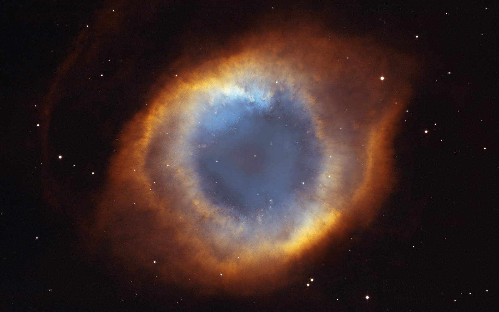 Un primer plano de un objeto planetario con un brillante anillo azul (nebulosa de hélice, constelación, acuario, galaxia, astronomía)