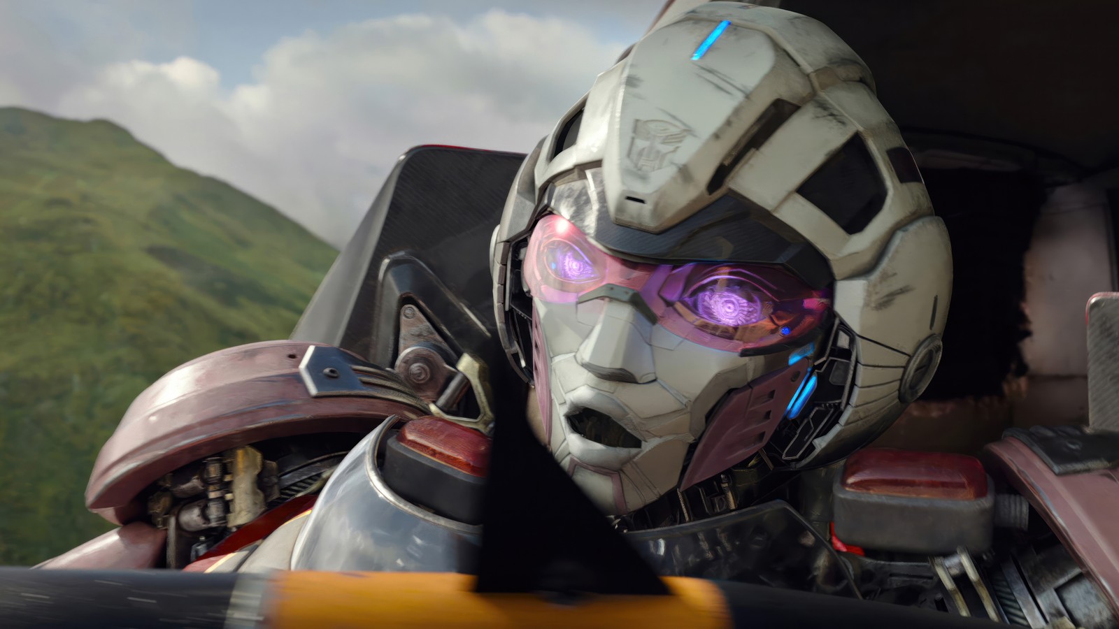 Un primer plano de un robot con un casco y gafas (arcee, transformers rise of the beasts, película, 2023, transformers)