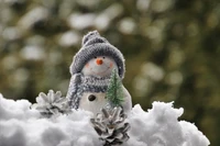 Boneco de neve alegre cercado por neve e pinhas em um país das maravilhas de inverno