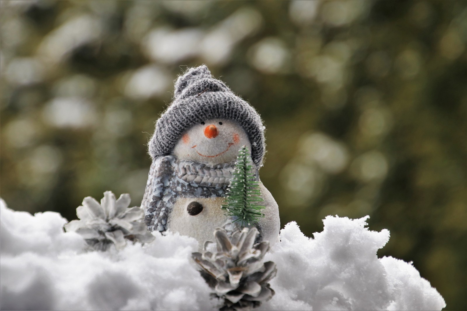 Ein schneemann sitzt im schnee (schneemann, schnee, winter, frost, gefrieren)