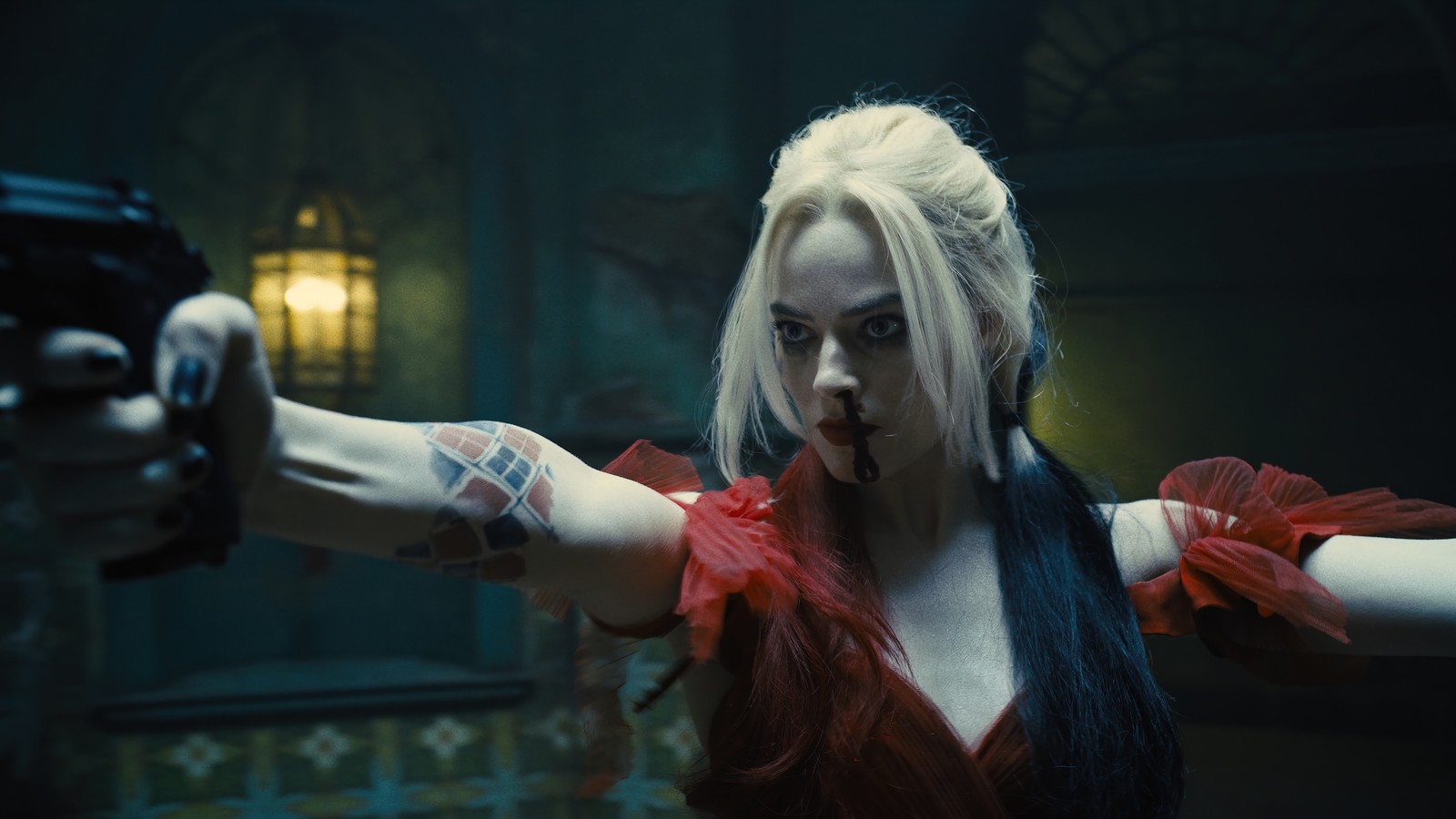 Eine frau mit einer waffe in einem dunklen raum mit licht (die suicide squad, film, 2021, harley quinn)